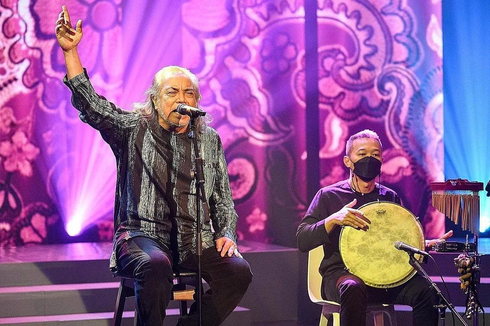 KEINDAHAN BAHASA MELALUI LAGU: Penyanyi Ramli Sarip (kiri) antara mereka yang bakal menjayakan majlis pelancaran Bulan Bahasa 2021. - Foto MAJLIS BAHASA MELAYU SINGAPURA/FACEBOOK 