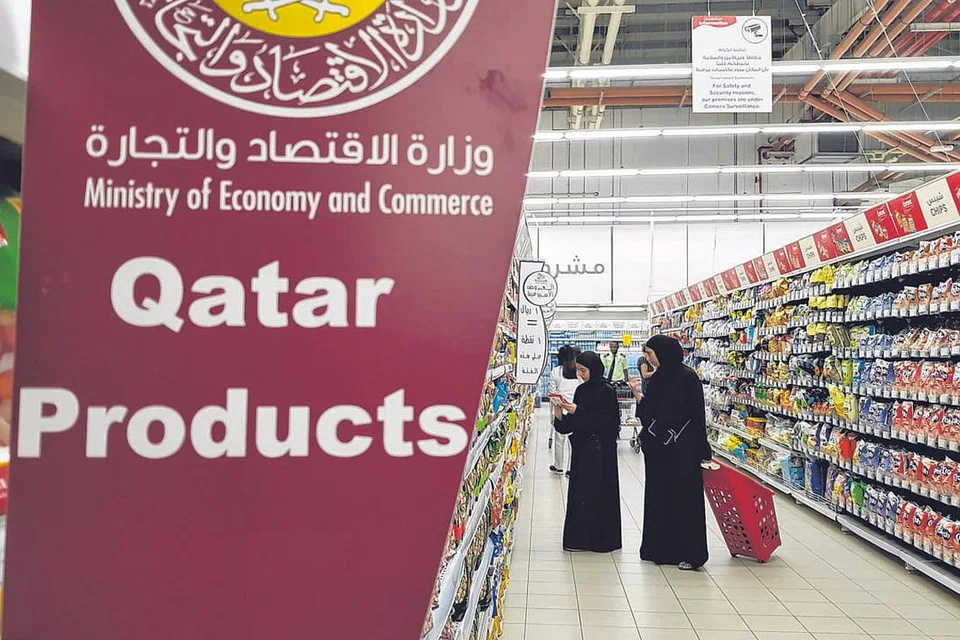 USAHA BERDIKARI: Semasa Qatar mula dipulaukan, pasar rayanya kehabisan bekalan. Kini, banyak barangan keluaran Qatar sendiri ditampilkan oleh pengilang setempat. Namun, kebanyakan makanannya masih diimport. - Foto BH oleh ARLINA ARSHAD