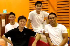 SIAP HADAPI CABARAN: (Berbaju putih dari kiri) Sean Yeo, Hoe Wah Toon dan Aizat Muhammad Jufrie gigih menjalani persiapan di bawah bimbingan jurulatih Ryosuke Kusumi (berbaju hitam) dalam persiapan mengharungi cabaran di temasya Sukan Komanwel Gold Coast nanti. Seorang lagi yang terpilih dalam skuad berpasukan lelaki ini ialah Timothy Tay, yang kini melanjutkan pengajian di United Kingdom dan dijangka menyertai rakan sepasukannya lain tidak lama lagi sebelum menyertai rombongan Team Singapore yang akan bertolak ke Australia. - Foto ihsan AIZAT MUHAMMAD JUFRIE 