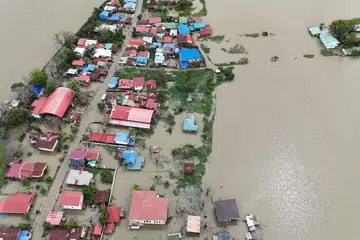 Pemandangan udara menunjukkan rumah-rumah yang ditenggelami air di sebuah kampung di Calumpit, wilayah Bulacan, utara Manila pada 25 Julai 2025, selepas sebuah sungai melimpah akibat hujan lebat yang dibawa oleh Taufan Co-May. Pasukan penyelamat di utara Filipina menjalankan operasi memindahkan penduduk yang terperangkap akibat banjir dan menghantar bekalan menggunakan bot pada 25 Julai, selepas Taufan Co-May diturunkan statusnya kepada ribut tropika beberapa jam selepas melanda pantai barat.