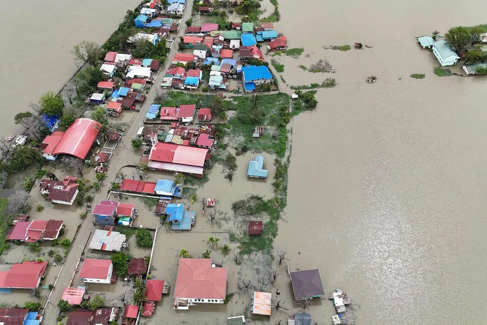 Pemandangan udara menunjukkan rumah-rumah yang ditenggelami air di sebuah kampung di Calumpit, wilayah Bulacan, utara Manila pada 25 Julai 2025, selepas sebuah sungai melimpah akibat hujan lebat yang dibawa oleh Taufan Co-May. Pasukan penyelamat di utara Filipina menjalankan operasi memindahkan penduduk yang terperangkap akibat banjir dan menghantar bekalan menggunakan bot pada 25 Julai, selepas Taufan Co-May diturunkan statusnya kepada ribut tropika beberapa jam selepas melanda pantai barat.