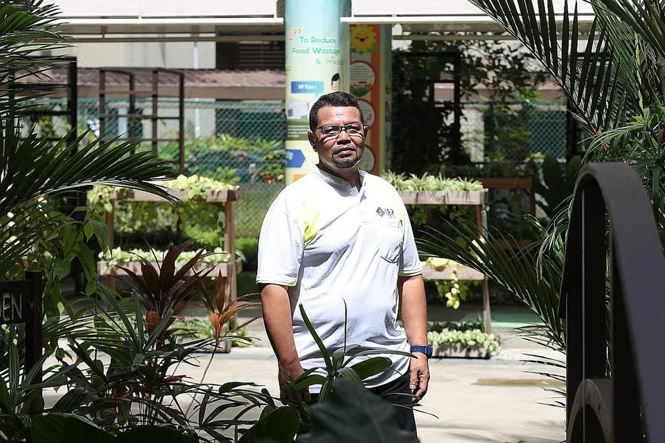 NAIK PANGKAT KEPADA KETUA KUMPULAN: Selain menikmati kenaikan gaji, Encik Azhar juga berpeluang mempertingkat kemahiran menerusi beberapa kursus latihan, termasuk dalam kesihatan dan keselamatan di tempat kerja, sepanjang bekerja dengan syarikat pembersihan LS 2 Services sejak tiga tahun lalu. - Foto BH oleh TIMOTHY DAVID