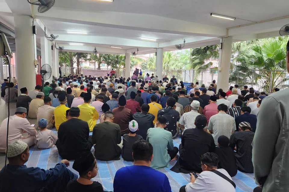 Acara solat sunah Aidilfitri di dewan serbaguna di Blok 448D Bukit Batok West Avenue 8 telah dihadiri sekitar 600 jemaah daripada pelbagai latar belakang dan mendapat sambutan yang menggalakkan. Acara ini berlangsung pada 31 Mac 2025 yang lalu. 