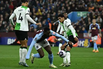 Penyerang Aston Villa, Jhon Duran (tengah), dalam laluan menjaringkan gol ketiga pasukannya menentang Liverpool pada aksi Liga Perdana England  di Villa Park, Birmingham.