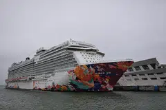 KEMBALI LEBIH AWAL: Kapal pelayaran World Dream kendalian Dream Cruises di dok Marina Bay Cruise Centre semalam ekoran kes Covid-19 yang disyaki ke atas seorang tamu kapal pelesiran itu. - Foto BH oleh KEVIN LIM