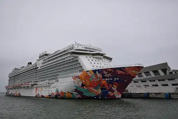 KEMBALI LEBIH AWAL: Kapal pelayaran World Dream kendalian Dream Cruises di dok Marina Bay Cruise Centre semalam ekoran kes Covid-19 yang disyaki ke atas seorang tamu kapal pelesiran itu. - Foto BH oleh KEVIN LIM