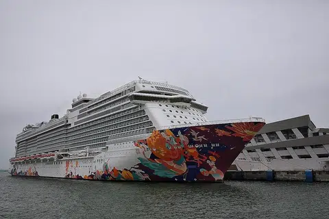 KEMBALI LEBIH AWAL: Kapal pelayaran World Dream kendalian Dream Cruises di dok Marina Bay Cruise Centre semalam ekoran kes Covid-19 yang disyaki ke atas seorang tamu kapal pelesiran itu. - Foto BH oleh KEVIN LIM