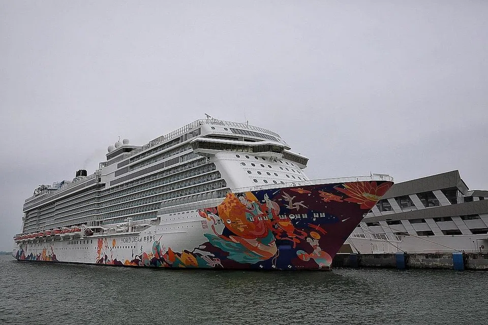 KEMBALI LEBIH AWAL: Kapal pelayaran World Dream kendalian Dream Cruises di dok Marina Bay Cruise Centre semalam ekoran kes Covid-19 yang disyaki ke atas seorang tamu kapal pelesiran itu. - Foto BH oleh KEVIN LIM