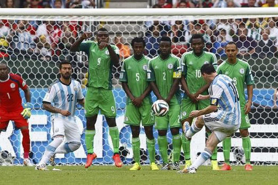 SENTUHAN AJAIB MESSI: Sepakan percuma dari Messi menghasilkan gol kedua Argentina dalam pertemuan dengan Nigeria semalam. - Foto REUTERS