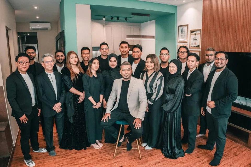 HANYA YANG TERBAIK: Encik Muhammad Syahiran Rohajat (depan duduk) bersama pasukannya yang mengutamakan perkhidmatan pelanggan dan hasil kerja yang memuaskan.