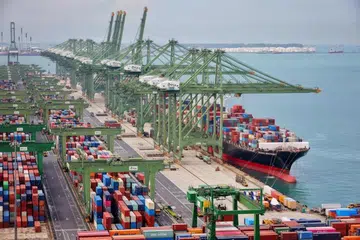 Kesesakan pelabuhan global telah mencecah paras tertinggi dalam 18 bulan, dengan 60 peratus kapal menunggu lama di pelabuhan merata Asia, kata firma data maritim, Linerlytica pada Jun.