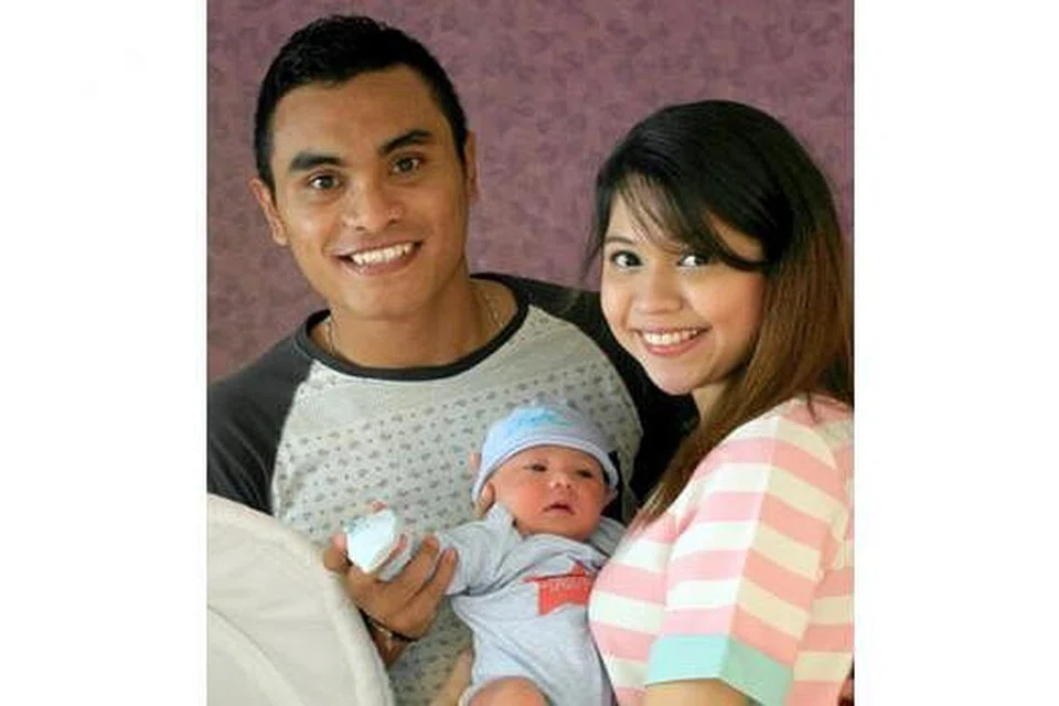 CAHAYA MATA KAMI: Sufian dan isteri, bersama anak mereka, Muhammad Shaian Qayden. - Foto ihsan MUHAMMAD SUFIAN ANUAR