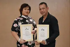 SUMBANGAN DIHARGAI: Encik Alif Harith dan Cik Norlinda Mohamad Yusof menerima anugerah Pemimpin Rakan Sebaya Persatuan Anti-Narkotik Singapura (Sana) semalam. - Foto BH oleh KHALID BABA