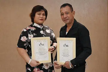 SUMBANGAN DIHARGAI: Encik Alif Harith dan Cik Norlinda Mohamad Yusof menerima anugerah Pemimpin Rakan Sebaya Persatuan Anti-Narkotik Singapura (Sana) semalam. - Foto BH oleh KHALID BABA