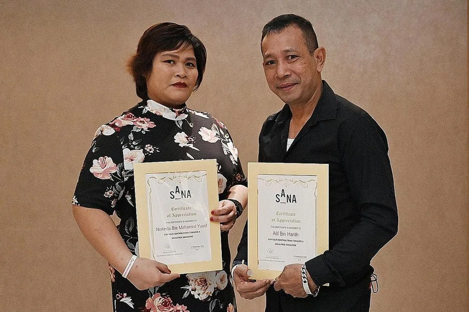 SUMBANGAN DIHARGAI: Encik Alif Harith dan Cik Norlinda Mohamad Yusof menerima anugerah Pemimpin Rakan Sebaya Persatuan Anti-Narkotik Singapura (Sana) semalam. - Foto BH oleh KHALID BABA