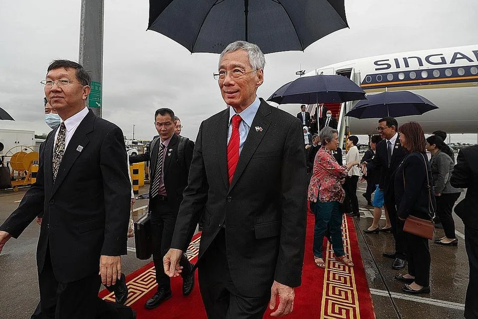 SELAMAT TIBA: Perdana Menteri, Encik Lee Hsien Loong (bertali leher merah), tiba di Guanzhou bagi memulakan lawatan rasmi ke China selama seminggu. - Foto MCI