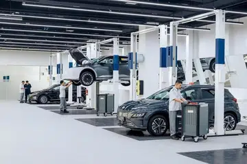 PEMBUKAAN PUSAT SERVIS: Pengedar Hyundai, Komoco Motors, membuka pusat servis EV mereka di Alexandra Road pada September 2022.