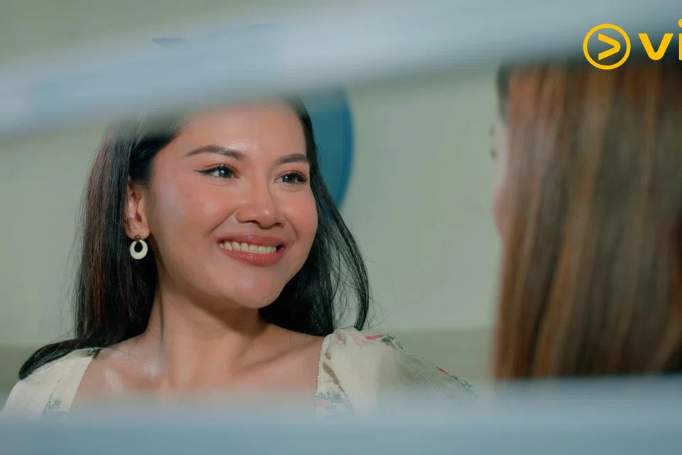 Dalam drama terbaru Viu, ‘Lambaian Huda’, Siti Hariesa, membawa watak Suzie, seorang penyanyi kelab malam yang memiliki masa silam yang rumit.