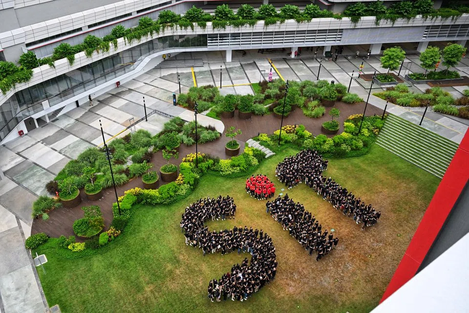 Para pelajar, kakitangan dan tetamu termasuk Menteri Pendidikan, Encik  Chan Chun Sing membentuk huruf ‘SIT’ bagi menandakan fasa pertama pembukaan Kampus Punggol pada 24 Ogos. 