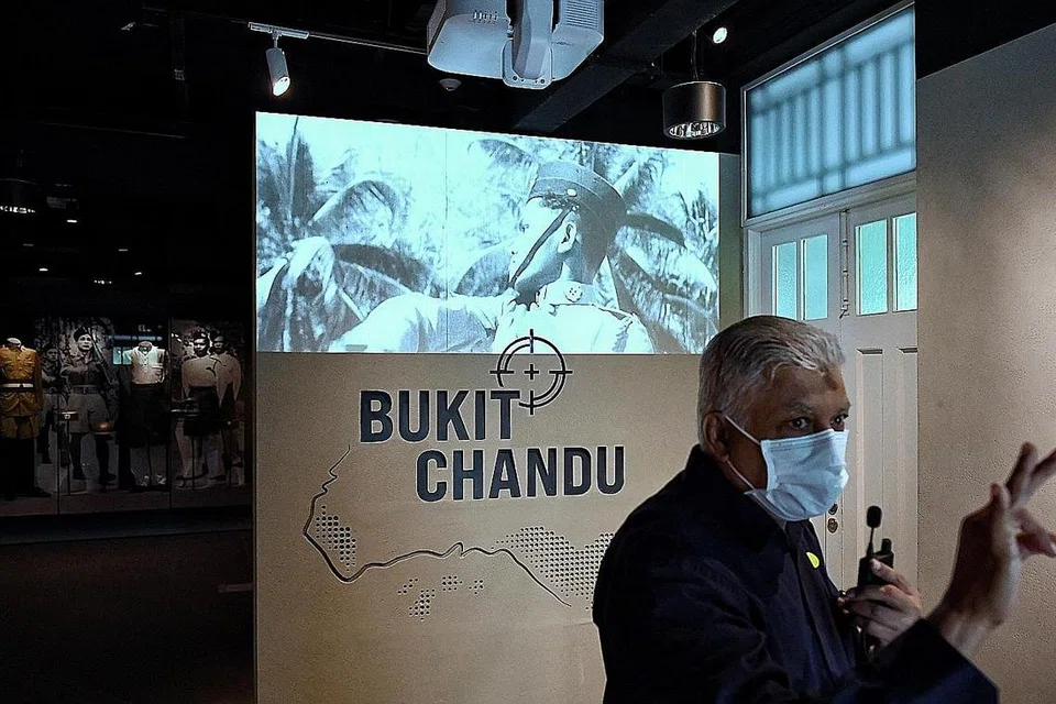 RAKAMAN ARKIB: Wira Perang Dunia Kedua Malaya, Leftenan Adnan Saidi daripada Rejimen Melayu, dilihat dalam rakaman arkib tentera Britain sedang menjalani upacara dan latihan bersama askar-askar lain rejimen tersebut di Port Dickson, Negeri Sembilan sementara kurator muzium, Encik Iskander Mydin kelihatan sedang memberi penjelasan kepada pengunjung. 