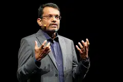 PERLU IKUT RENTAK PERTUMBUHAN TEKNOLOGI: Encik Ravi Menon menekankan perlunya Singapura mengikut rentak pertumbuhan teknologi yang berubah pantas. - Foto REUTERS