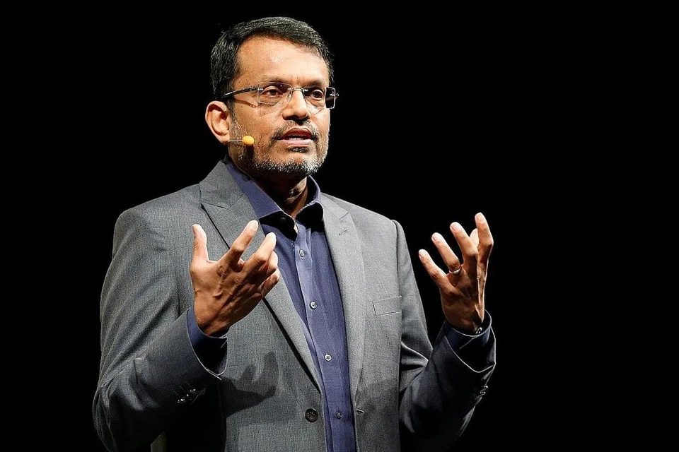 PERLU IKUT RENTAK PERTUMBUHAN TEKNOLOGI: Encik Ravi Menon menekankan perlunya Singapura mengikut rentak pertumbuhan teknologi yang berubah pantas. - Foto REUTERS