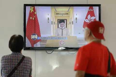 SAMPAIKAN UCAPAN MENERUSI VIDEO: Cik Carrie Lam terpaksa mengentikan ucapan dasar tahunannya selepas beberapa ahli parlimen mengganggu sesinya, sehingga beliau sebaliknya terpaksa menyampaikan ucapannya menerusi paparan video semalam. - Foto REUTERS