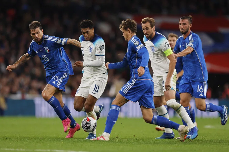 DUA BAKAT BESAR ENGLAND: Harry Kane (jersi putih, dua dari kanan) dan Jude Bellingham (jersi putih, dua dari kiri) bergabung tenaga mengalahkan Italy di Wembley dalam kelayakan Euro 2024.