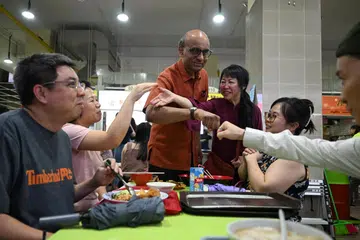 SUMBANGAN BESAR: Rekod Encik Tharman Shanmugaratnam dalam perkhidmatan awam sukar ditandingi, namun kaitannya dengan parti politik dikatakan sukar ‘dilupakan’ pengundi, kata pengamat. 