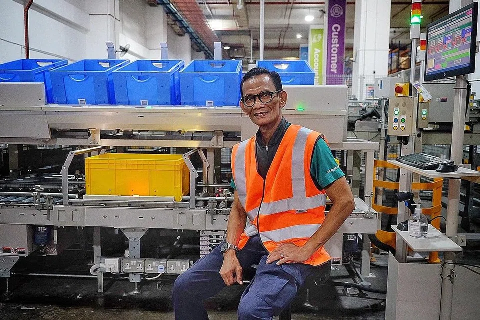 PERTINGKAT KEMAHIRAN: Berbekalkan semangat untuk mempertingkatkan diri, Encik Juraini Amin menyertai kursus kemahiran dan meraih peluang pekerjaan bersama ST Logistics pada 2019.