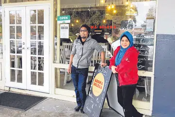 KENDALI RESTORAN: Lut Ali dan isteri Cik Rubie Lazim kini mengendalikan restoran Aroma Selera di Perth, Australia. - Foto-foto BM oleh NIZAM ISMAIL