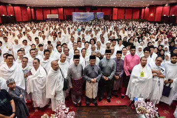 Menteri di Jabatan Perdana Menteri (Hal Ehwal Agama), Datuk Dr Mohd Na’im Mokhtar (depan tengah) bersama jemaah haji Malaysia ketika Kursus Perdana Haji Peringkat Wilayah Persekutuan bagi musim haji 1445H/2024M.