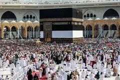 Jemaah haji berkumpul di kawasan Kaabah di Makkah pada 4 Jun menjelang permulaan ibadah haji 2024. Dalam melakukan ibadah haji, perkara yang dicari adalah unsur mabrur, iaitu haji yang diterima baik di sisi Allah swt, dan mesti dielak sebarang unsur penipuan.
