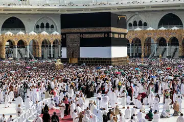 Jemaah haji berkumpul di kawasan Kaabah di Makkah pada 4 Jun menjelang permulaan ibadah haji 2024. Dalam melakukan ibadah haji, perkara yang dicari adalah unsur mabrur, iaitu haji yang diterima baik di sisi Allah swt, dan mesti dielak sebarang unsur penipuan.