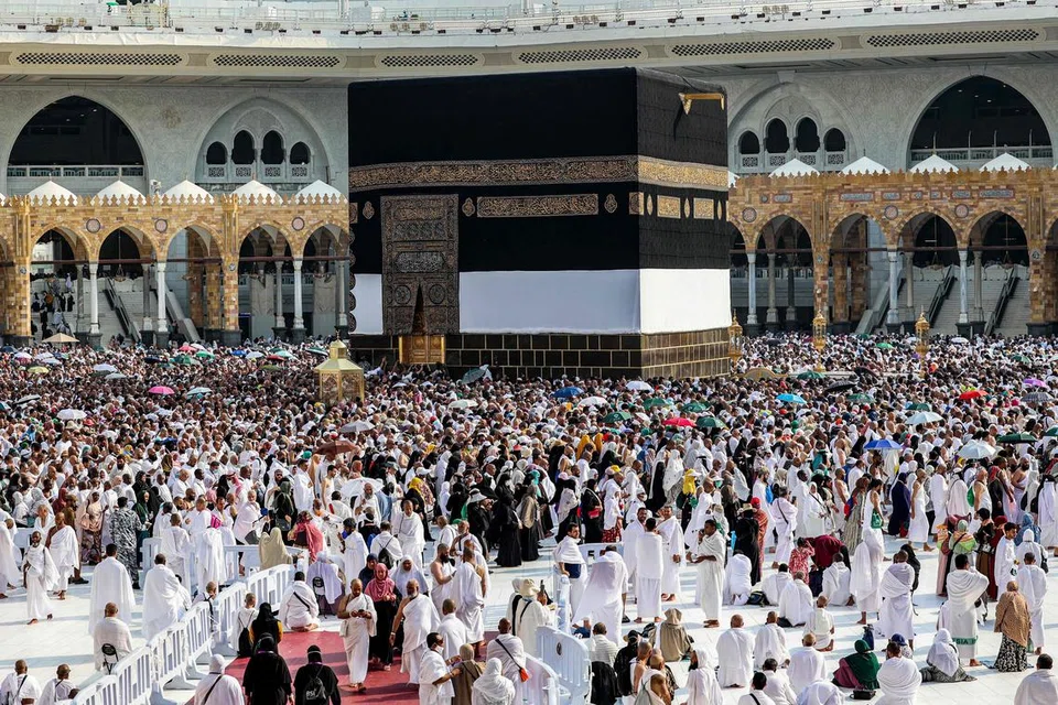 Jemaah haji berkumpul di kawasan Kaabah di Makkah pada 4 Jun menjelang permulaan ibadah haji 2024. Dalam melakukan ibadah haji, perkara yang dicari adalah unsur mabrur, iaitu haji yang diterima baik di sisi Allah swt, dan mesti dielak sebarang unsur penipuan.