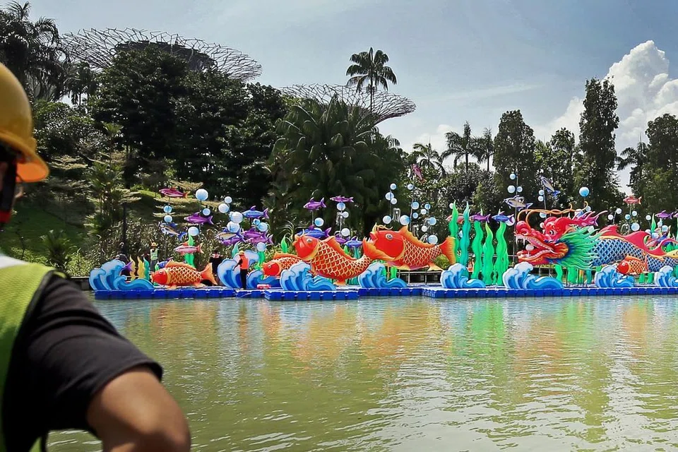 BUAT PERSIAPAN: Dengan ketibaan Festival Pertengahan Musim Gugur, pekerja sibuk membuat persiapan akhir untuk memasang set tanglung yang akan bercahaya dan menyinari malam. - Foto ZAOBAO