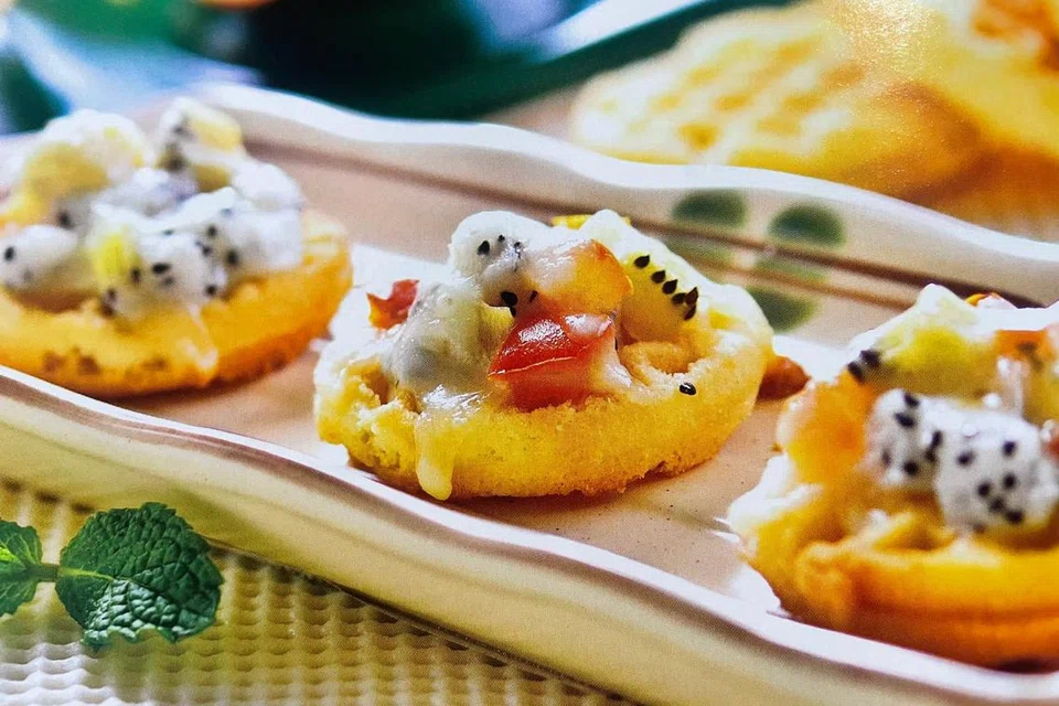 Wafel Mini Buah-Buahan menggunakan buah markisa, buah naga dan kiwi.