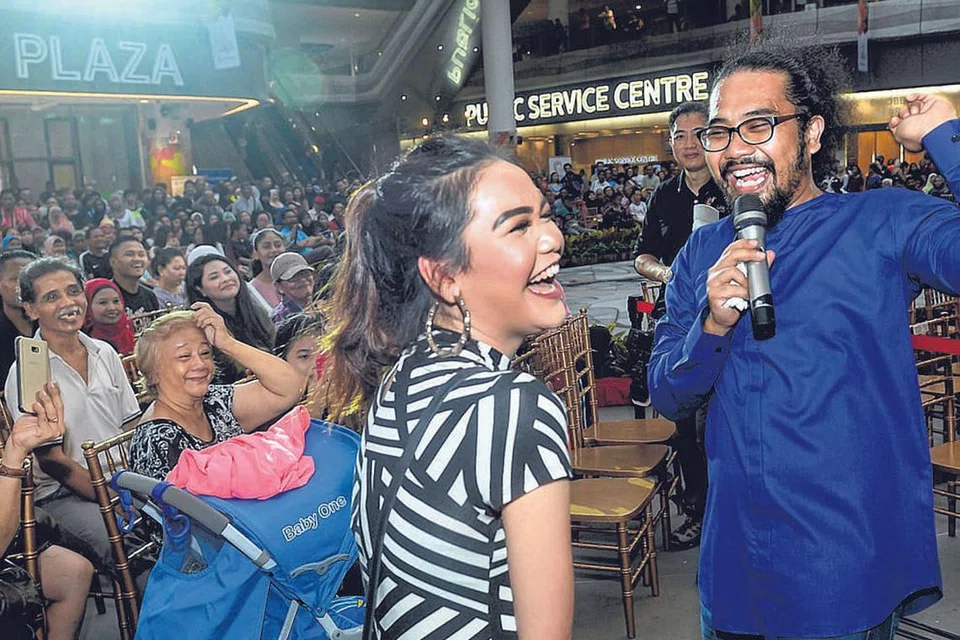 WADAH HIBURAN: Johan Raja Lawak dari Malaysia menghiburkan pengunjung di pelancaran bazar Hari Raya pertama di Our Tampines Hub (OTH), semasa ia mengadakan bazar buat julung-julung kali pada 2017. -Foto fail 