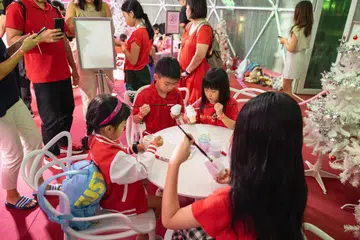 Bengkel ‘Dessert Squishy Painting’ diadakan setiap hujung minggu dari 22 November hingga 25 Disember di acara, ‘Twinkle & Treats: A Sweet Christmas’ di Plaza Singapura.
