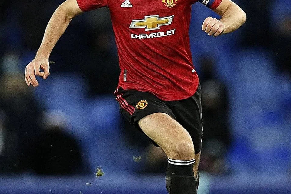 Kapten Harry Maguire (gambar atas)