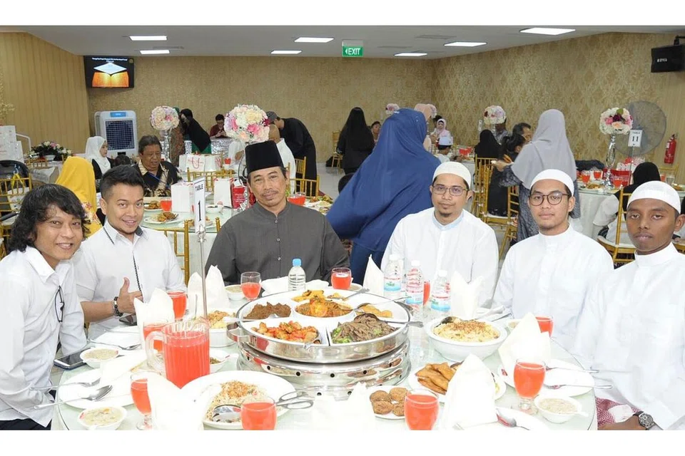 IFTAR: Syafiq Focus (dua dari kiri) dan penaja meraikan pesakit ginjal dan barah. - Foto ERA
