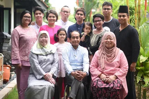 (dari kiri) Cik Habibah Samson, 75, Encik Mohamed Ali, 79,  Cik Rossni Ali (isteri Encik Ali), 69 (dari kiri berdiri) Cik Fatin Myra, 24, Encik Fatih Emre, 22 Cik Shahnaz Azmi, 47 Cik Fatin Ayda , 1, Encik Razaleigh Ali, 48, Encik Mahdi Ali, 37 Cik Aaqilah Shahfii, 9, Cik  Nurwahidah Nordin, 42, Encik Hanafi Ali, 35, Encik Shahfii Ali, 47