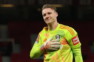 Bernd Leno selamatkan dua sepakan penalti pasukan Manchester United, membolehkan pasukannya layak ke pusingan suku akhir.