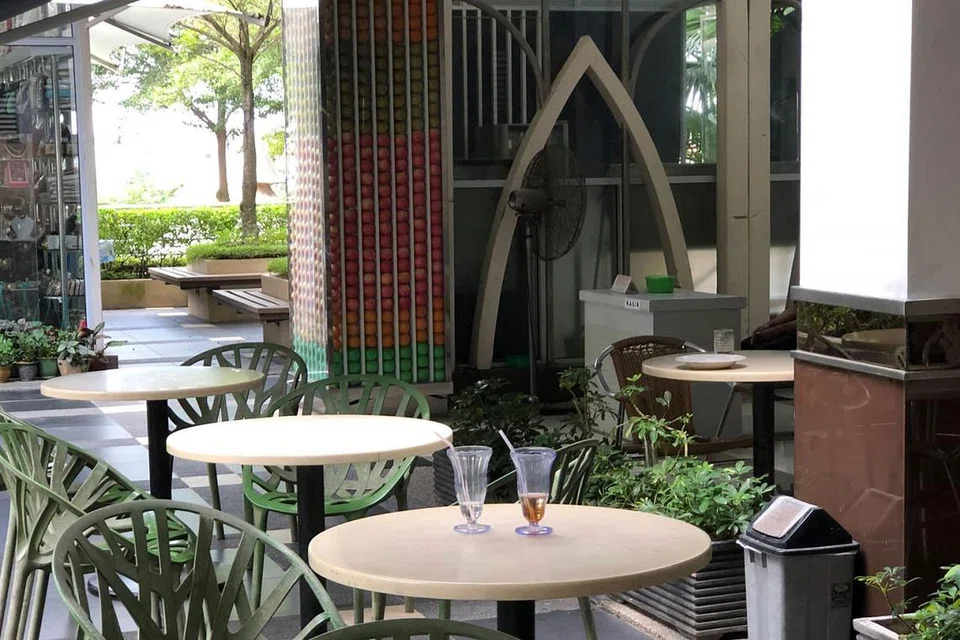 TERMPAT BEREHAT: Antara kemudahan yang disediakan di Masjid Jabal Arafah ialah sebuah kafe.