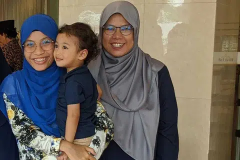Cik Hazami Hamidon (kiri) bersama anak sulungnya, Tholha Muhammad Zaweer (didukung), dan kakak keduanya, Cik Musyarrafah Hamidon (kanan), serta anak sulungnya, Syurahbill Mohamad Sallehan. 