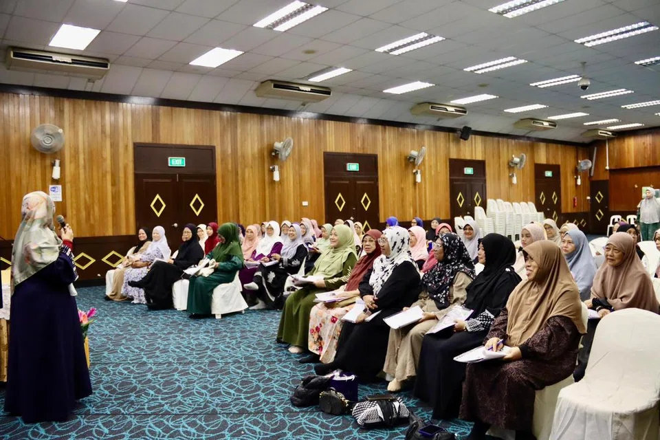 Ustazah Dr Rohana Ithnin (kiri) mengupas pelbagai tajuk bernas pada Majlis ‘Halaqah Cinta Al-Quran’  khusus untuk kaum Hawa pada 22 September, bertempat di Dewan Yam, Masjid Ar-Raudhah.