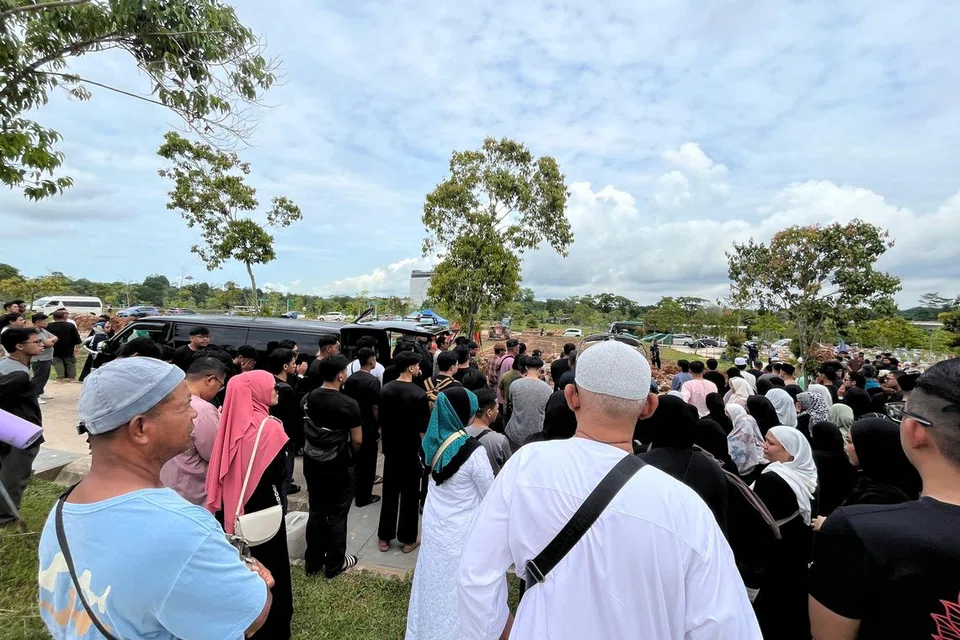 Gambar sekitar pengkebumian Allahyarham Muhammad Razif yang dikelilingi keluarga dan sahabat handai pada pagi 16 Oktober.