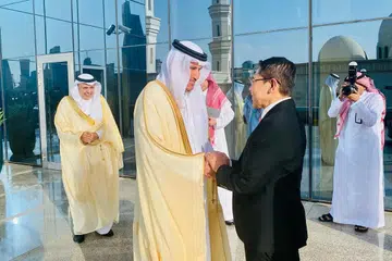 Menteri di Pejabat Perdana Menteri, Dr Mohamad Maliki Osman, yang juga Menteri Kedua Ehwal Luar merangkap Pendidikan (kanan), bertemu Menteri Perkhidmatan Pengangkutan dan Logistik Arab Saudi, Encik Saleh bin Nasser Al Jasser (kiri), semasa lawatannya ke Riyadh,  Arab Saudi bagi menghadiri Mesyuarat Khas Forum Ekonomi Dunia (WEF) mengenai Kerjasama Global, Pertumbuhan dan Tenaga untuk Pembangunan pada 28 April.