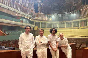 KEMBALI SELEPAS LEBIH SEDEKAD: Kumpulan rok alternatif Efek Rumah Kaca diketuai, penyanyi dan penggubah lagu Cholil Mahmud (dua dari kiri); pemain dram, Akbar Bagus Sudibyo (kiri); pemain bas, Airil ‘Poppie’ Nur Abadiansyah (kanan); dan pemain gitar dan berbilang alat Reza Ryan (dua dari kanan) selepas persembahan Pesta Raya di Esplanade pada 21 Mei.