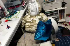Patung diperbuat daripada lampu dan diisi bantal menjadi ‘projek’ adik-beradik Sofia Sunit dan Muhammad Daniel Sunit untuk menakut-nakutkan ahli keluarga mereka. 